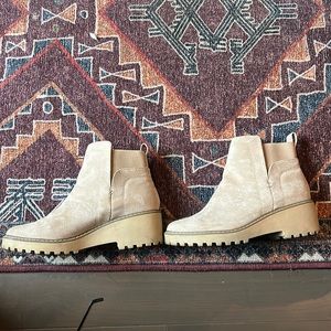 Dolce vita suede light tan bootie - size 9